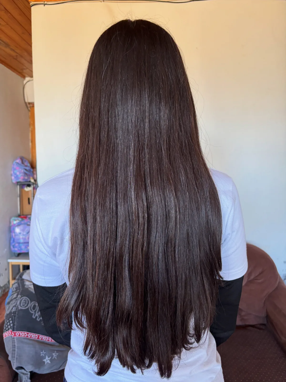 Cabello largo y liso con acabado natural visto desde atrás